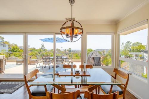 Luxury View Home Perfect for SD Getaway Sleeps 12 in ลาเมซา (CA)