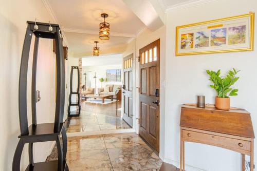 Luxury View Home Perfect for SD Getaway Sleeps 12 in ลาเมซา (CA)