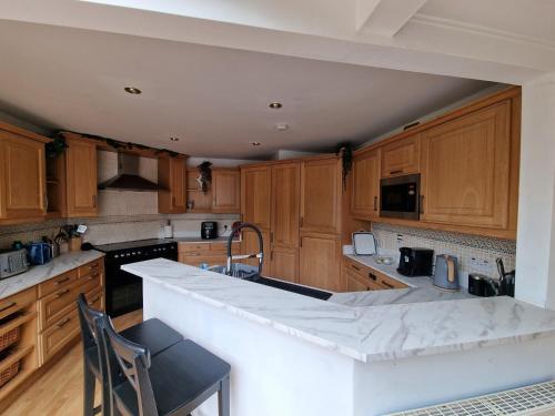 WATERSIDE 3 BED COTTAGE, HOT TUB, SAUNA, PVT BEACH in Arrochar