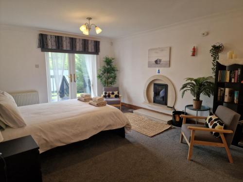 WATERSIDE 3 BED COTTAGE, HOT TUB, SAUNA, PVT BEACH in Arrochar