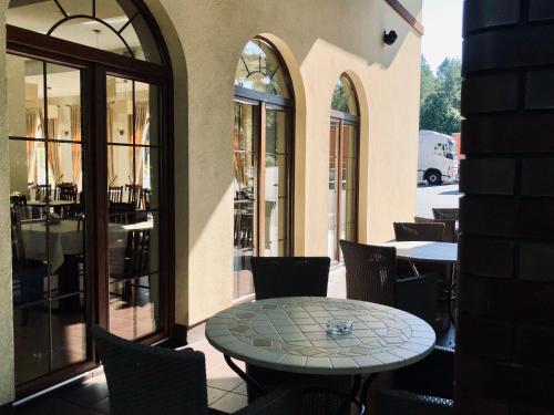 Ресторан, EMIDA - Restauracja & Hotel in Юліанув