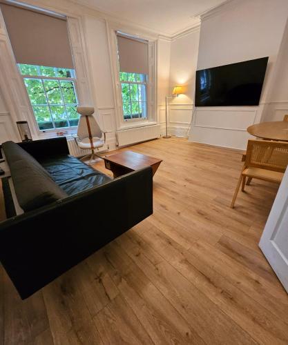 Waterloo London , Haru Residence can sleep up to 8ppl