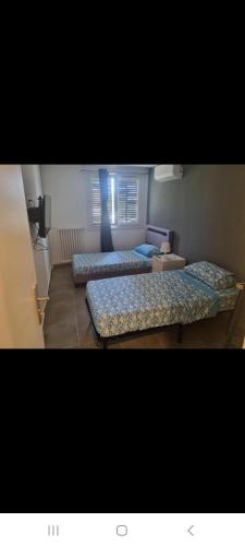 Chambre privative rénové 2024, climatisation, tramway sur place , 12 min centre, 16 min plage, aperçu latéral mer, 2 wc avec 2 salle de bain, private room renovated 2024, air-conditioned , tram on spot, 2 toilets and 2 bathrooms chambre d'hôte Comté de Nice