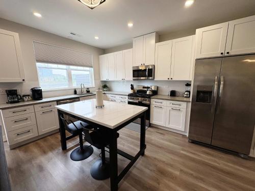 Warrenville Retreat 4BR 3 Bath Townhouse - WV2 - image 9