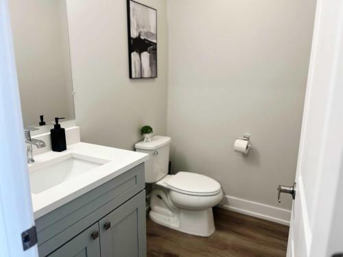 Warrenville Retreat 4BR 3 Bath Townhouse - WV2 - image 12