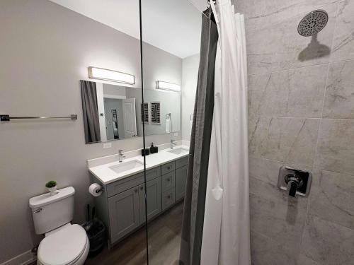 Warrenville Retreat 4BR 3 Bath Townhouse - WV2 - image 5