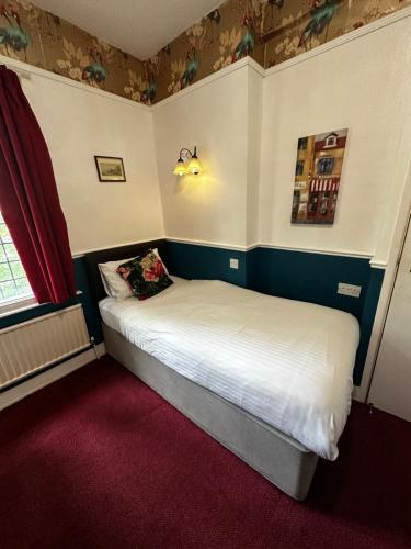 Barons Court Hotel - image 14