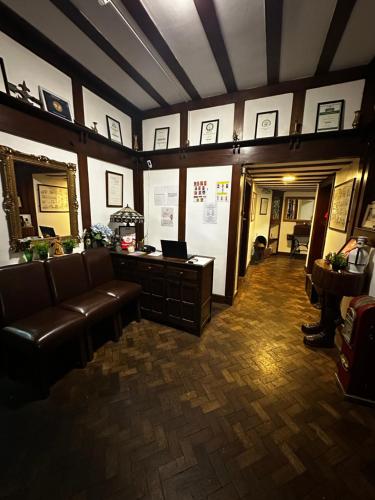 Barons Court Hotel in วูล์ฟแฮมตัน