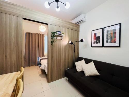 1BR Condotel with Balcony at FAME Residences #FM19-1, Manille