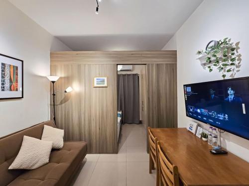 1BR Condotel with Balcony at FAME Residences #FM22-1, Манила
