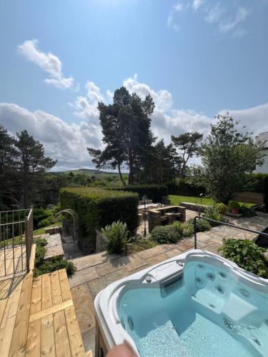 Pezsgőfürdő, Greenacres Hall in Disley