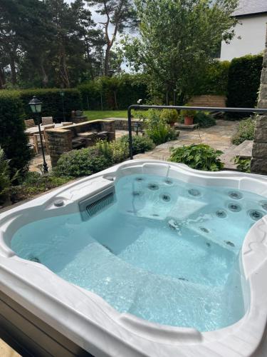 Pezsgőfürdő, Greenacres Hall in Disley