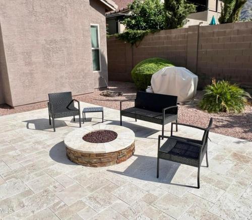 Pool paradise - peaceful stay in Laveen