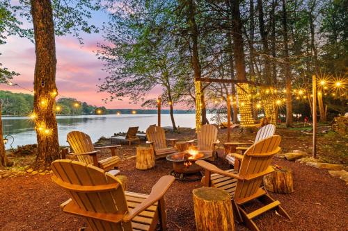 Lakehouse with Boats, MiniGolf, Sauna, HotTub, Swings and Playground!
