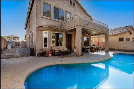 ทัศนียภาพภายนอกโรงแรม, The Reserve Large Home and Pool in ลาวีน