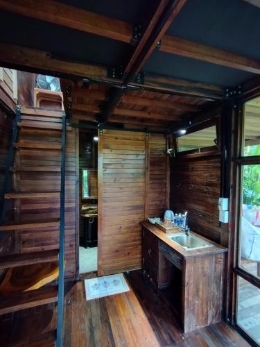 Cucina, Casa di 45 m² con 2 camera(e) e 2 bagno(i) privato(i) in zona Hòa Thắng (Xom Sinh Homestay & Farmstay Buon Ma Thuot Dak Lak) in Hòa Thắng