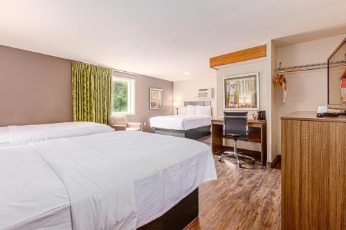 Queen Room with Three Queen Beds - Non-Smoking
