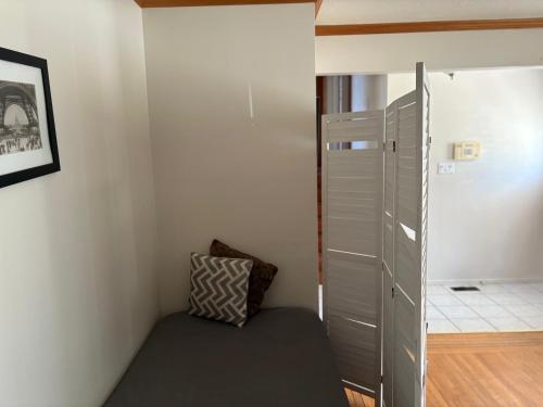 Comfortable Bed in Shared Living Room for Solo Traveller F6 in Surrey, Canada