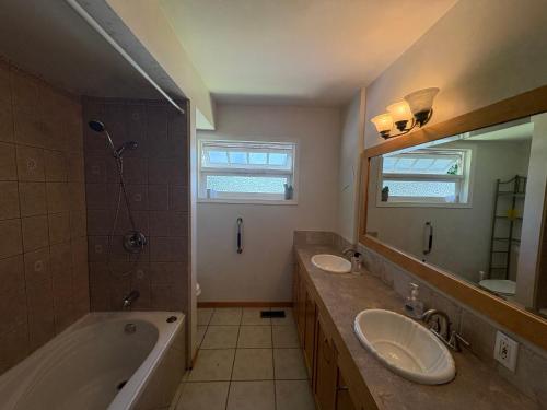 Comfortable Bed in Shared Living Room for Solo Traveller F6 in Surrey, Canada