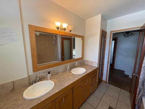 Comfortable Bed in Shared Living Room for Solo Traveller F6 in Surrey, Canada