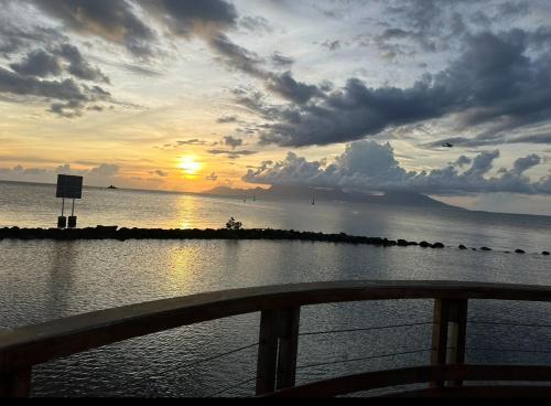 Les Tainas bis in Tahiti