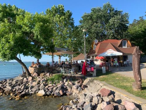 ที่เที่ยวใกล้ที่พัก, Cosy apartment with lake views in ฟอนยอด