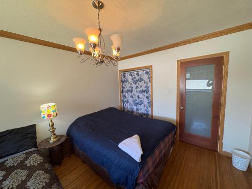 Beautiful Spacious Family Room with Insuite Bathroom- Near Guildford Mall F3 in Surrey, Canada