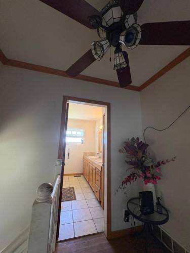 Beautiful Spacious Family Room with Insuite Bathroom- Near Guildford Mall F3 in Surrey, Canada