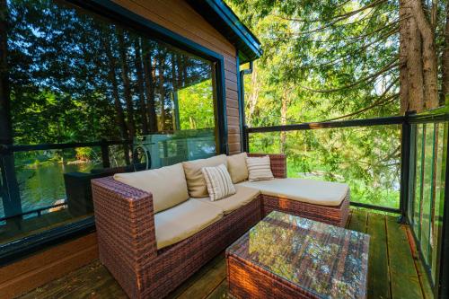 Balkons/terase, Le Chalet Brun, jacuzzi en bord de lac in Seintadolfa Dovarda (QC)