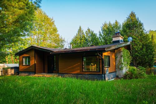 Le Chalet Brun, jacuzzi en bord de lac