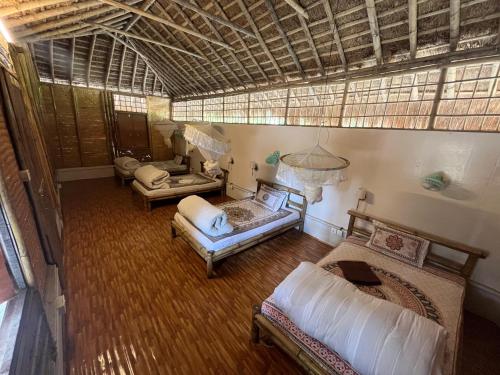 4 twin beds