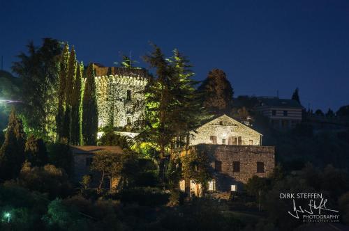 Exclusive 15th century castle, between Cinque Terre and Portofino, offering complete privacy and a private infinity pool gîte à louer Leivi