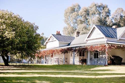 . The Glen Farmhouse on Ovens River