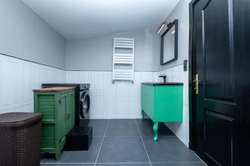 Fourlex Single Detached House - 2 Bathrooms - Central Location - Private Terrace, Istanbul (Foto 9)