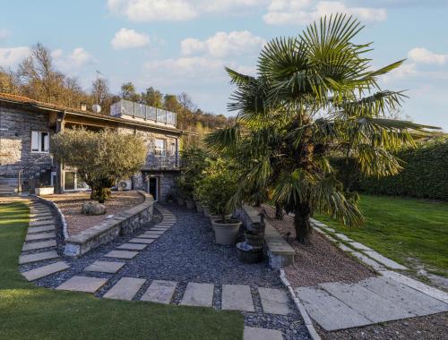 K10 Luxury Villa, Pool, Private Spa, Gym & Garden, Como in Lipomo