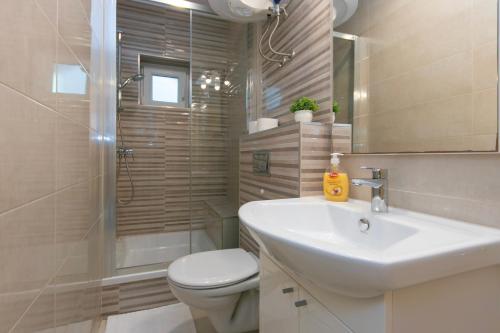 2 bedrooms, 4 beds