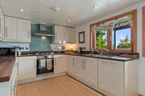 The Bluebell - Luxury Lodge With Hot Tub - Wales