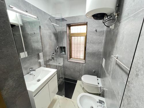 One-Bedroom Apartment image 5