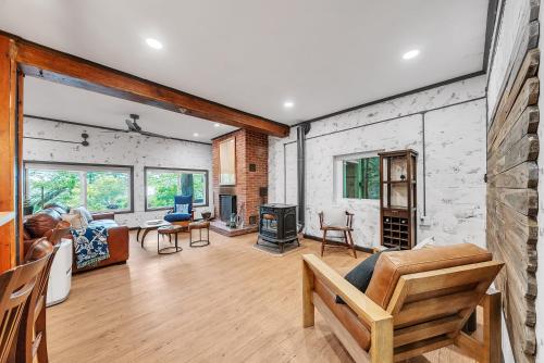 Peaceful Lakefront Getaway on Cayuga Lake cottage in Aurora