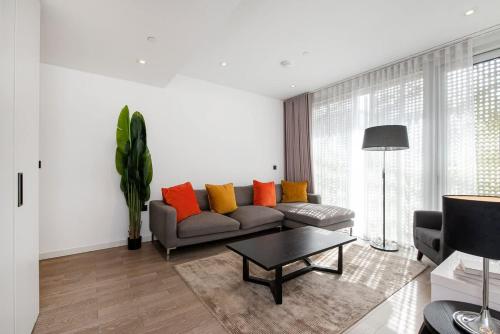 Modern 2 Bed Battersea Power Station 3