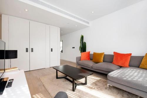 Modern 2 Bed Battersea Power Station 4