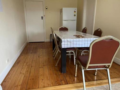 مطعم, Free Parking 5min Walk to Asian Supermarket Family Room Deakin Uni Quiet Camberwell in Camberwell