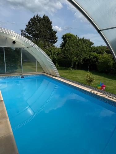 حديقة, Entire 2nd floor of Villa with 3bedroom with large garden,BBQ,pool,sauna,free parking in Popovicky