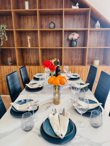 Entire 2nd floor of Villa with 3bedroom with large garden,BBQ,pool,sauna,free parking in Popovicky