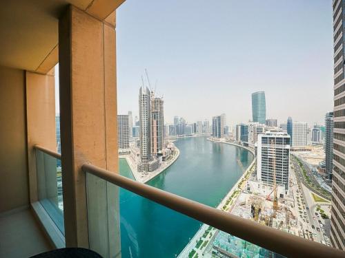 Stylish 1BR Apt with Canal Views, Dubai