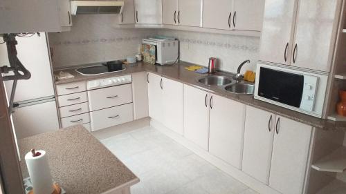 Kitchen, Habitacion Doble con Aire Acondiionado en Toledo in Azucaica