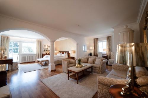 1 queen bed, 2 sofa beds