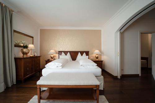 1 queen bed, 2 twin beds