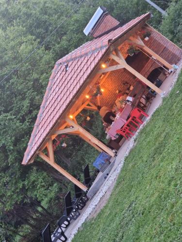 Kmetova Bajka in ยาเนีย