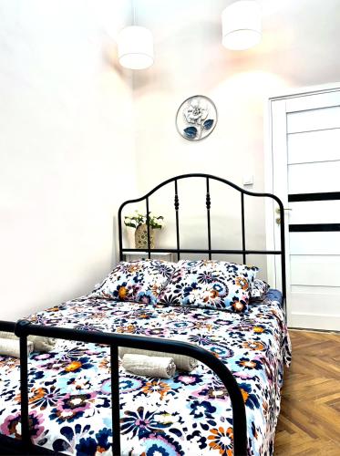 V1 Central Riverfront Apartment 2 BDRM - image 4